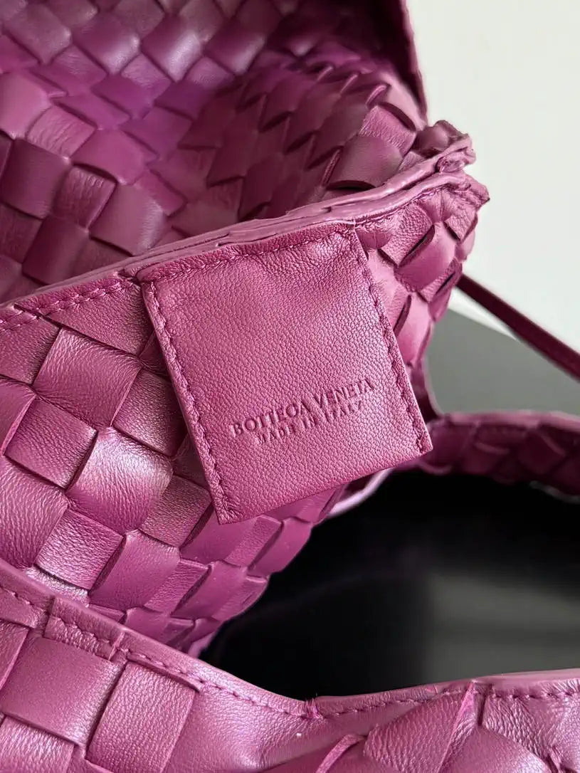 Bottega Veneta BV 844249V4SC01019 Medium Campana Beetroot