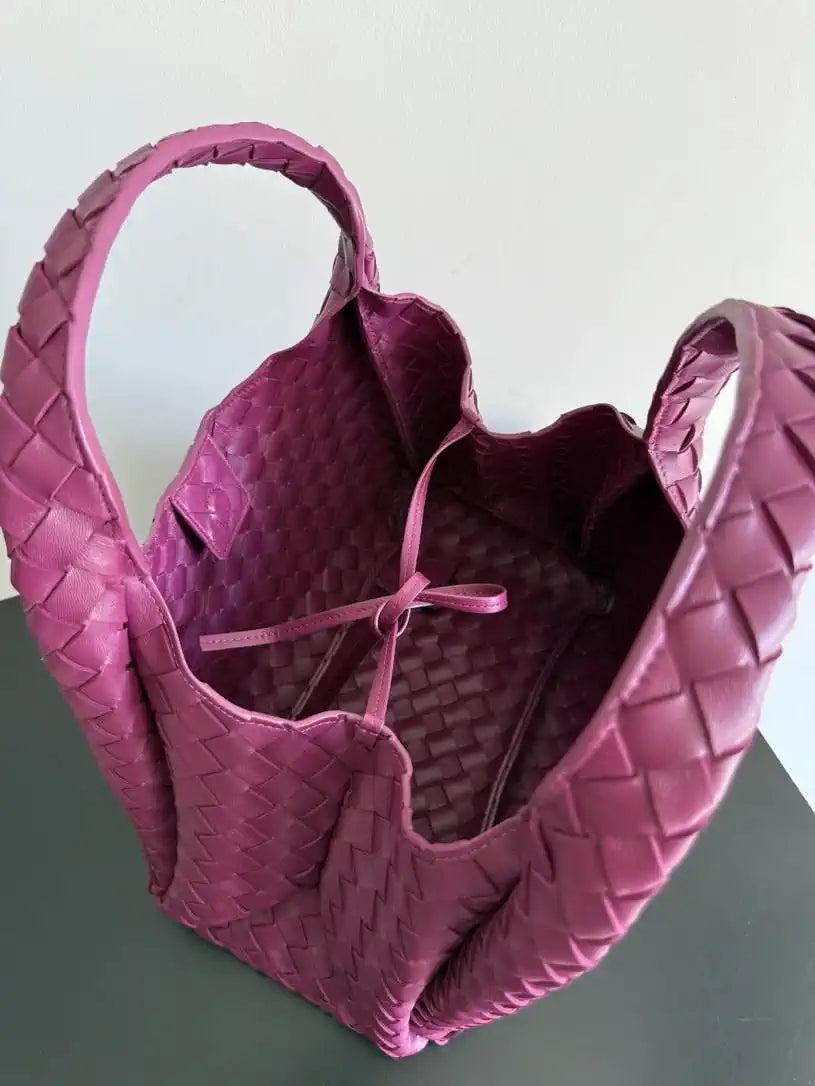 Bottega Veneta BV 844249V4SC01019 Medium Campana Beetroot