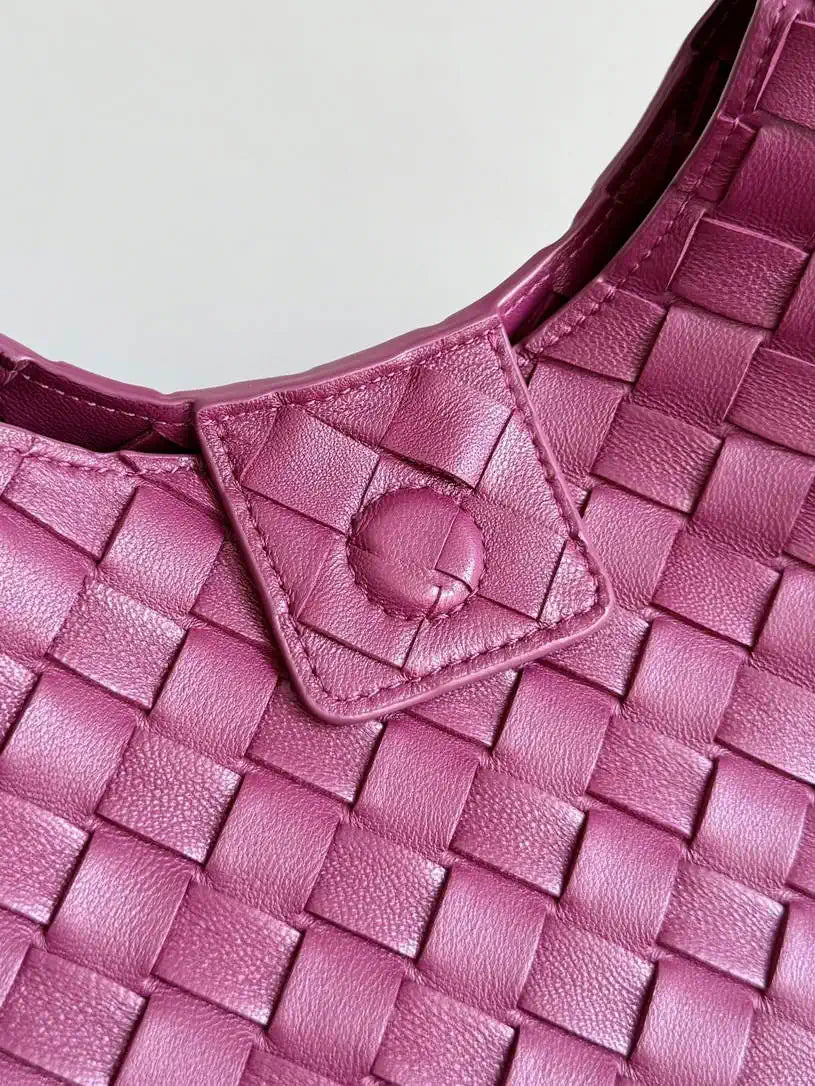 Bottega Veneta BV 844249V4SC01019 Medium Campana Beetroot