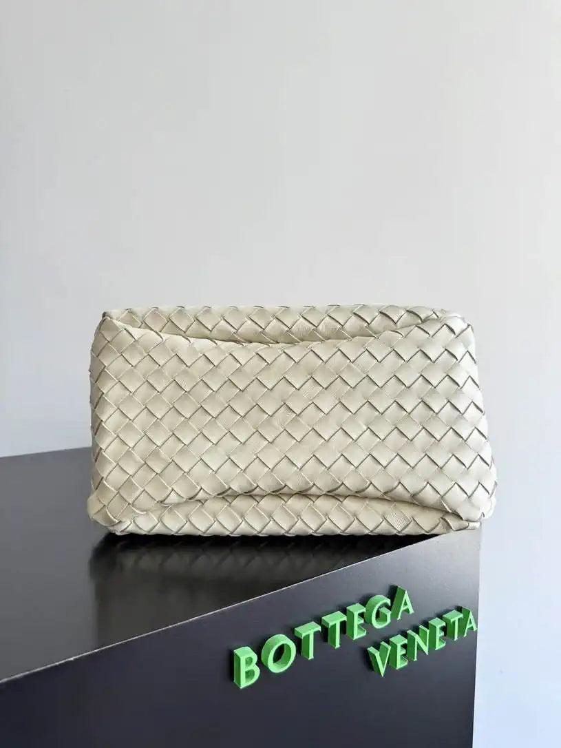 Bottega Veneta BV 844249V4SC01019 Medium Campana Beige