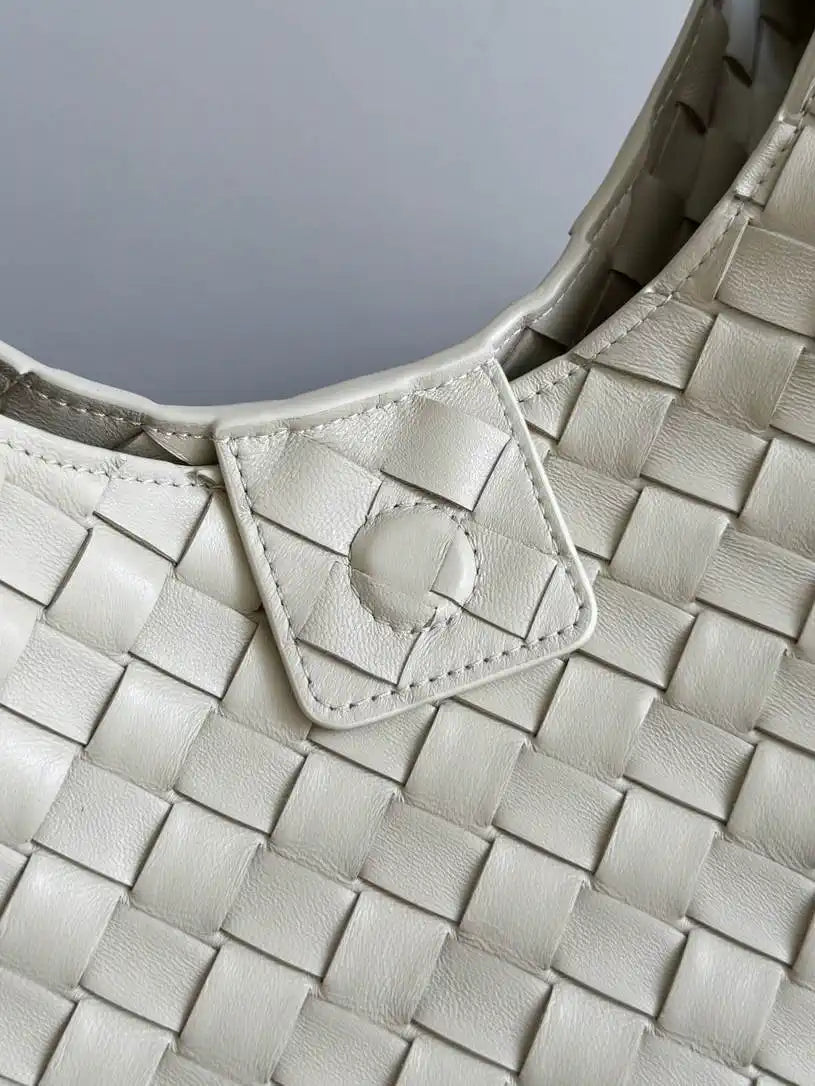 Bottega Veneta BV 844249V4SC01019 Medium Campana Beige