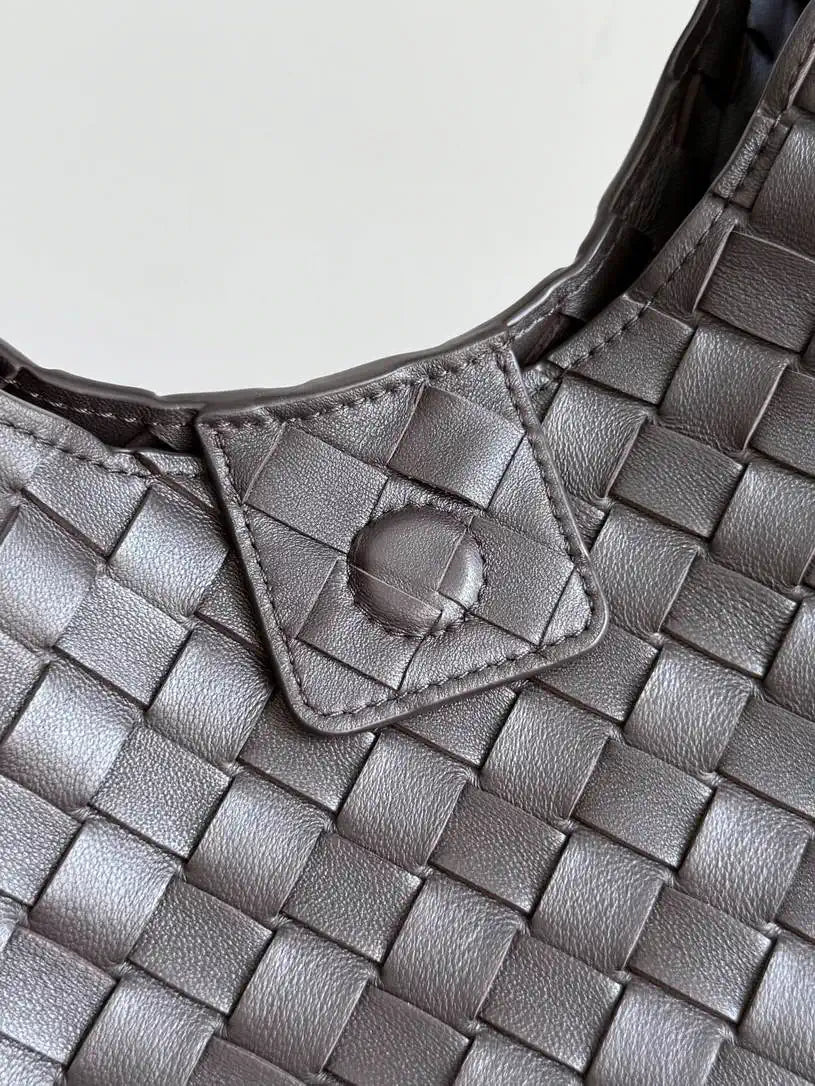 Bottega Veneta BV 844249V4SC01019 Medium Campana Brown