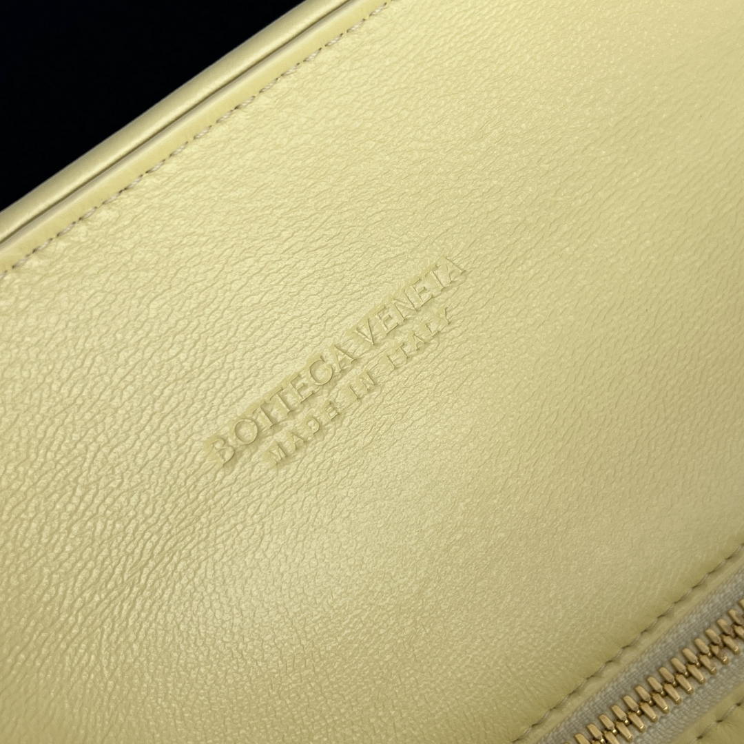 Bottega Veneta BV 868327 Barbara Tote BV92303