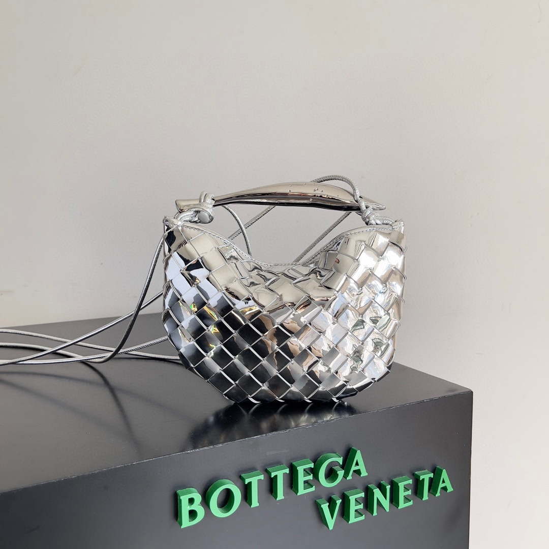 Bottega Veneta  Mini Sardine Cross-body bag realised with Intrecciato Silver Hardware BV 744267