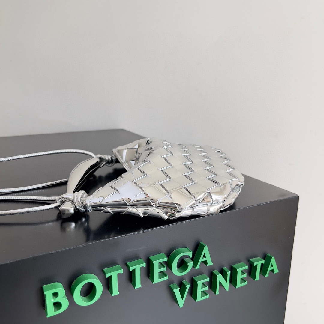 Bottega Veneta  Mini Sardine Cross-body bag realised with Intrecciato Silver Hardware BV 744267