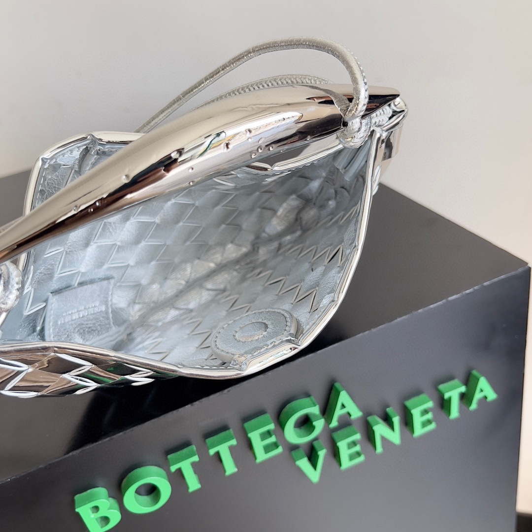 Bottega Veneta  Mini Sardine Cross-body bag realised with Intrecciato Silver Hardware BV 744267