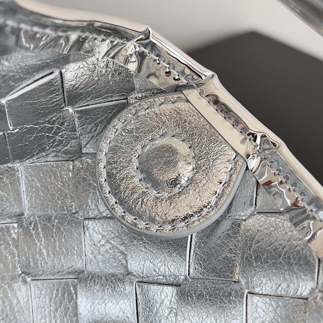 Bottega Veneta  Mini Sardine Cross-body bag realised with Intrecciato Silver Hardware BV 744267