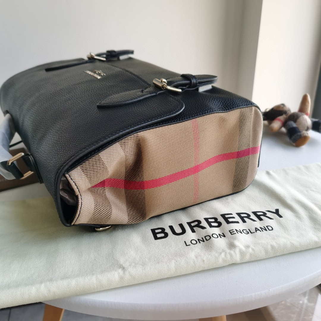 Burberry 80416791 Grainy Leather Messenger Bag