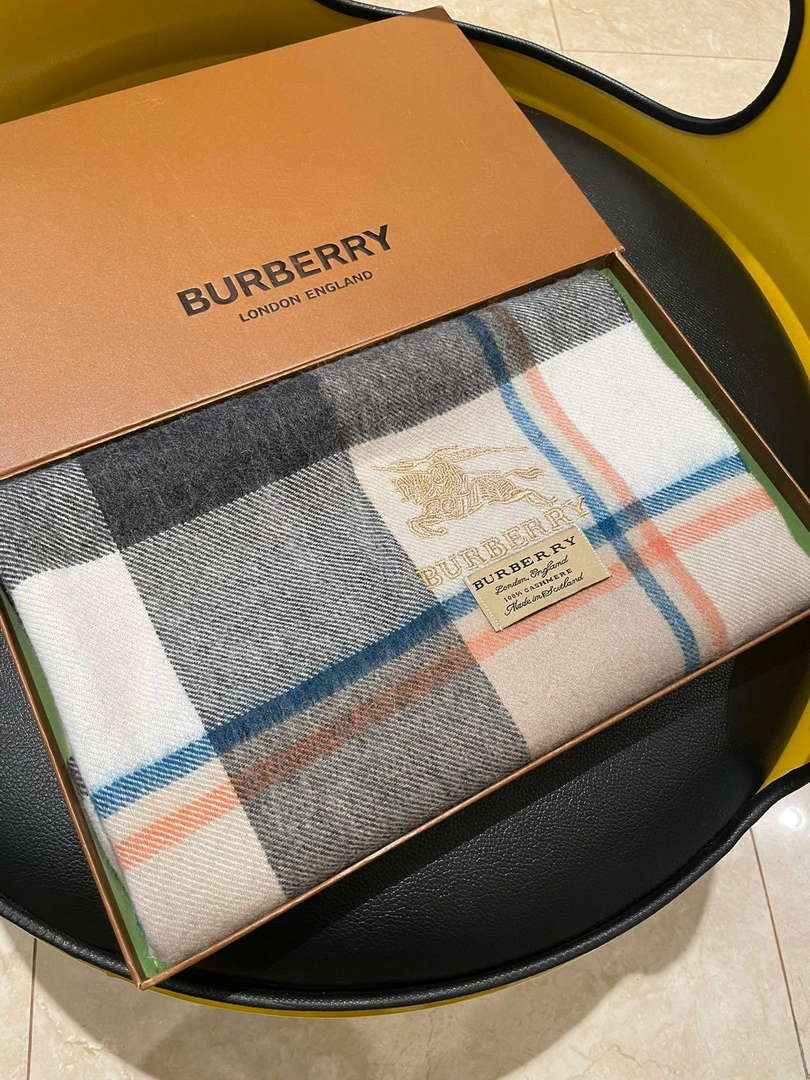 Burberry Scarves Classic Scarf B87406