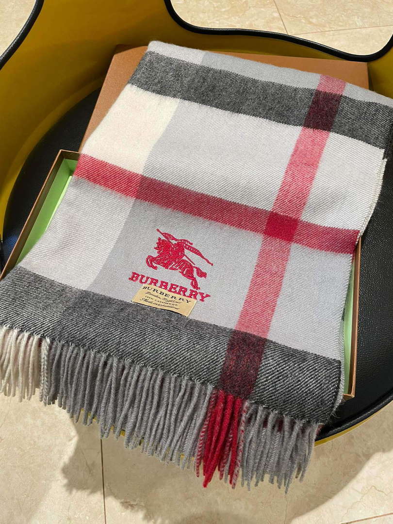 Burberry Scarves Classic Scarf B87408