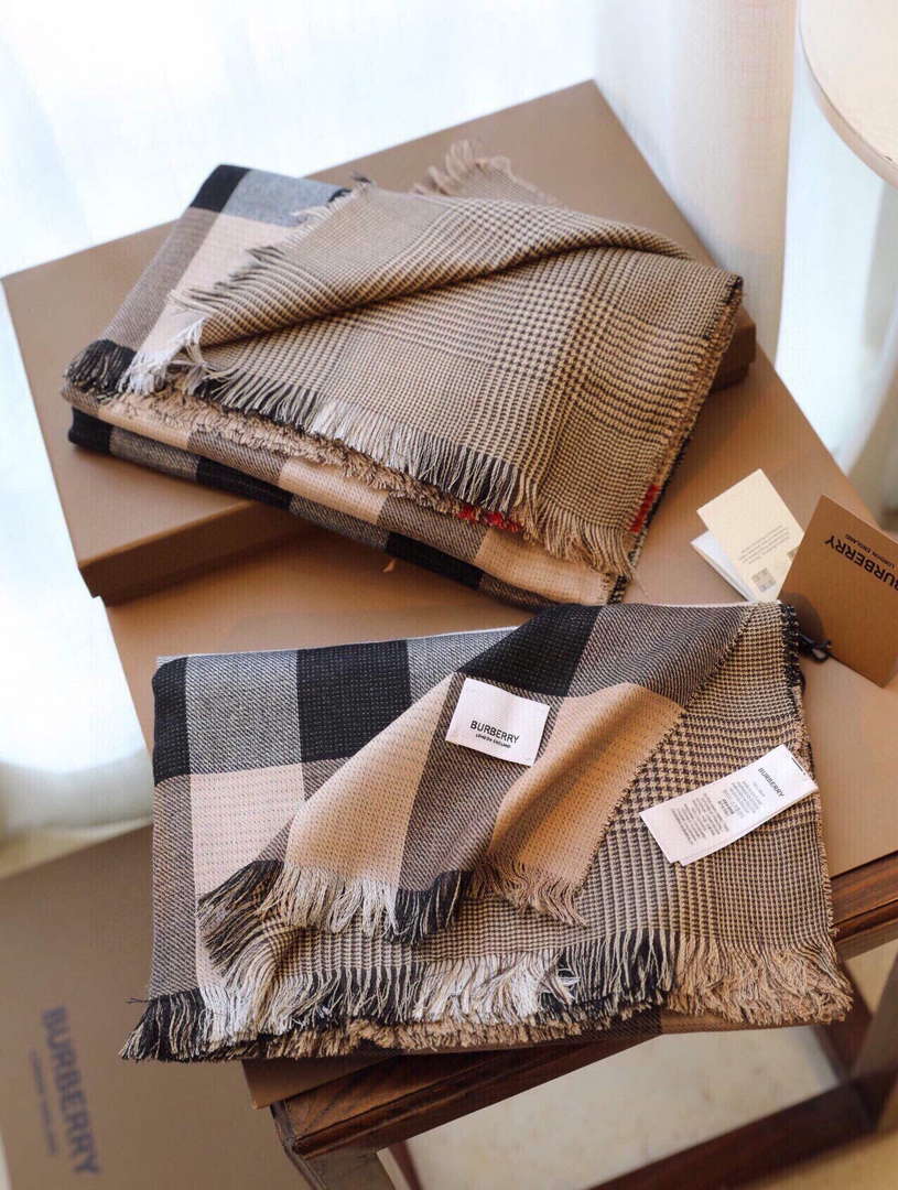 Burberry Scarves Classic Scarf B87410