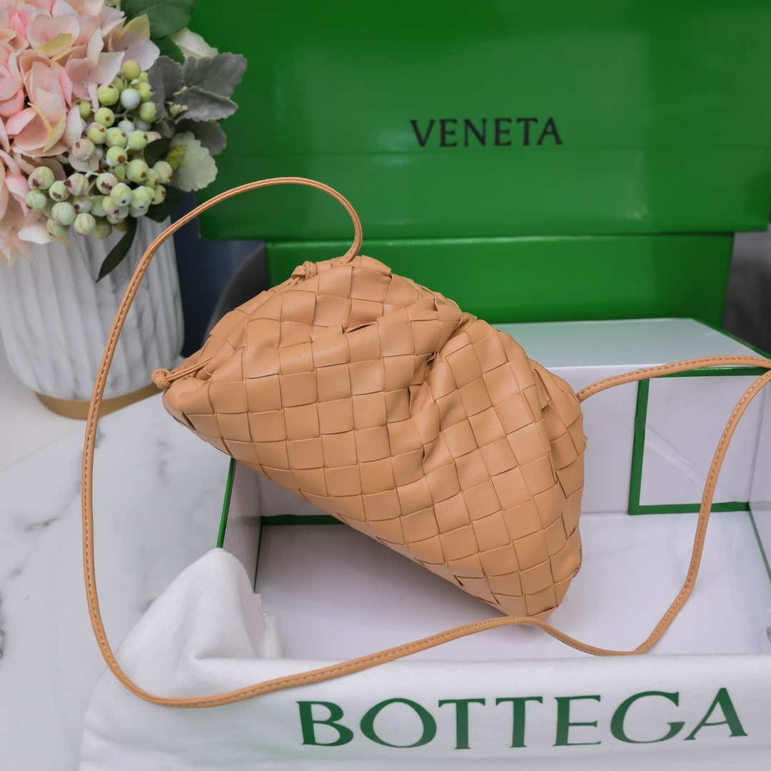 BV 585852 Bottega Veneta Mini Pouch intrecciato leather clutch with strap Nude