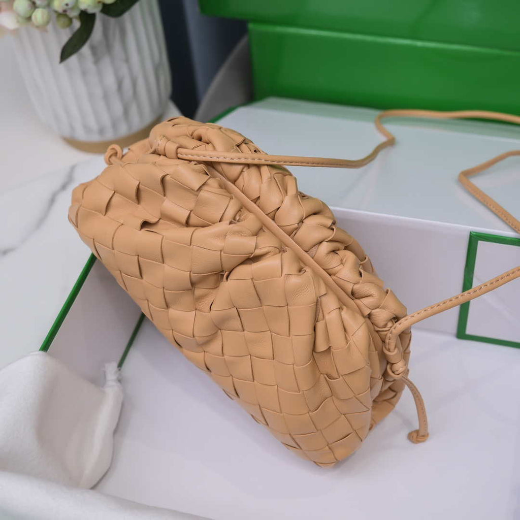 BV 585852 Bottega Veneta Mini Pouch intrecciato leather clutch with strap Nude
