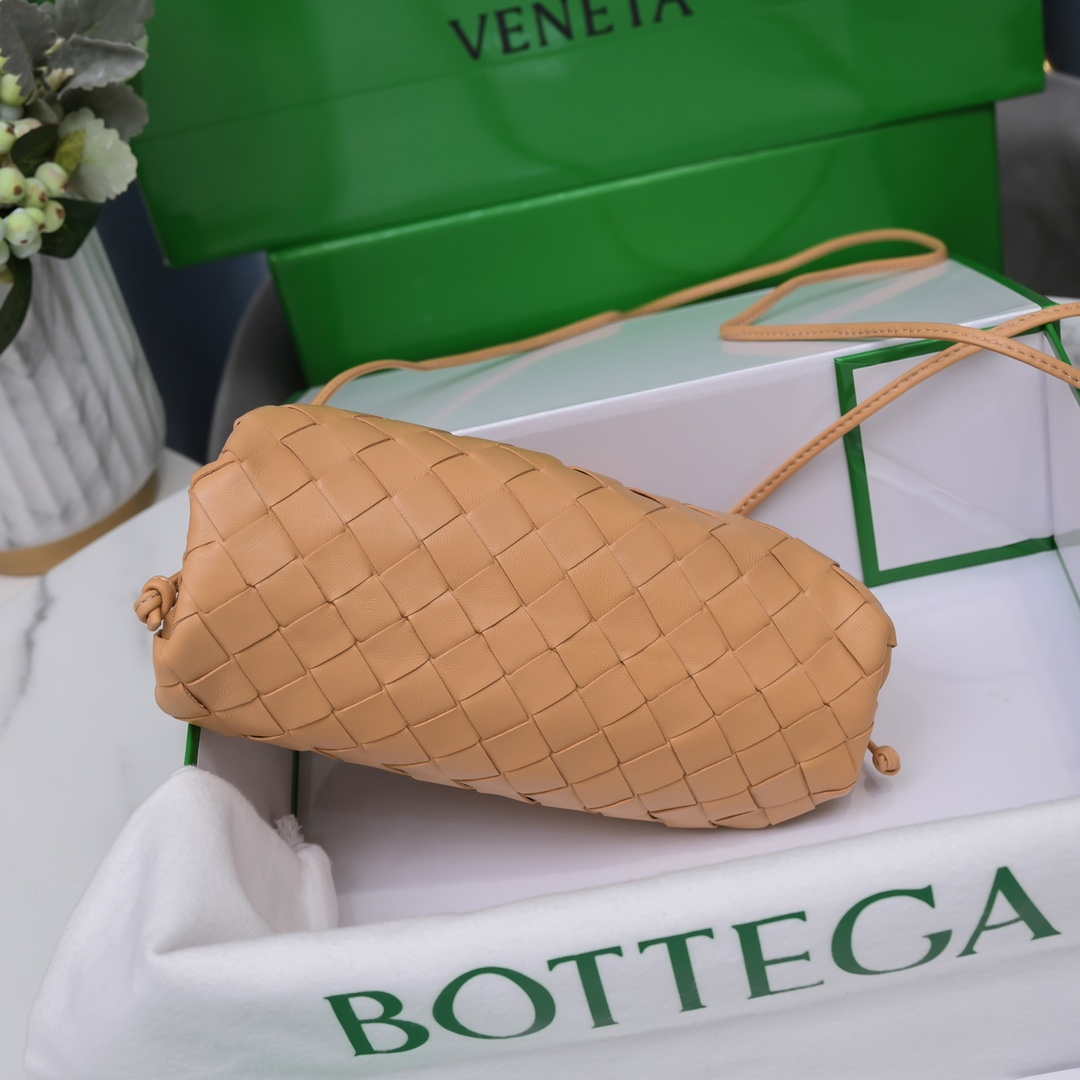 BV 585852 Bottega Veneta Mini Pouch intrecciato leather clutch with strap Nude