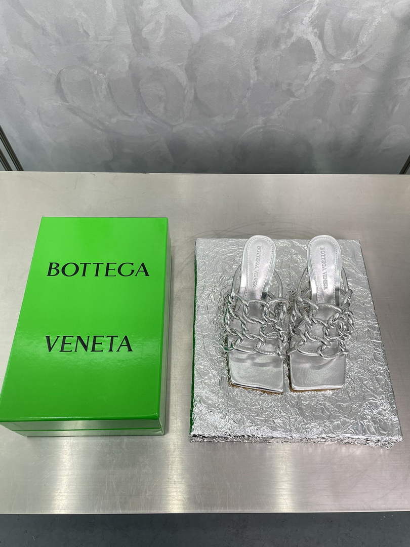 BV 716242 Bottega Veneta Stretch Twist Mule BV5789