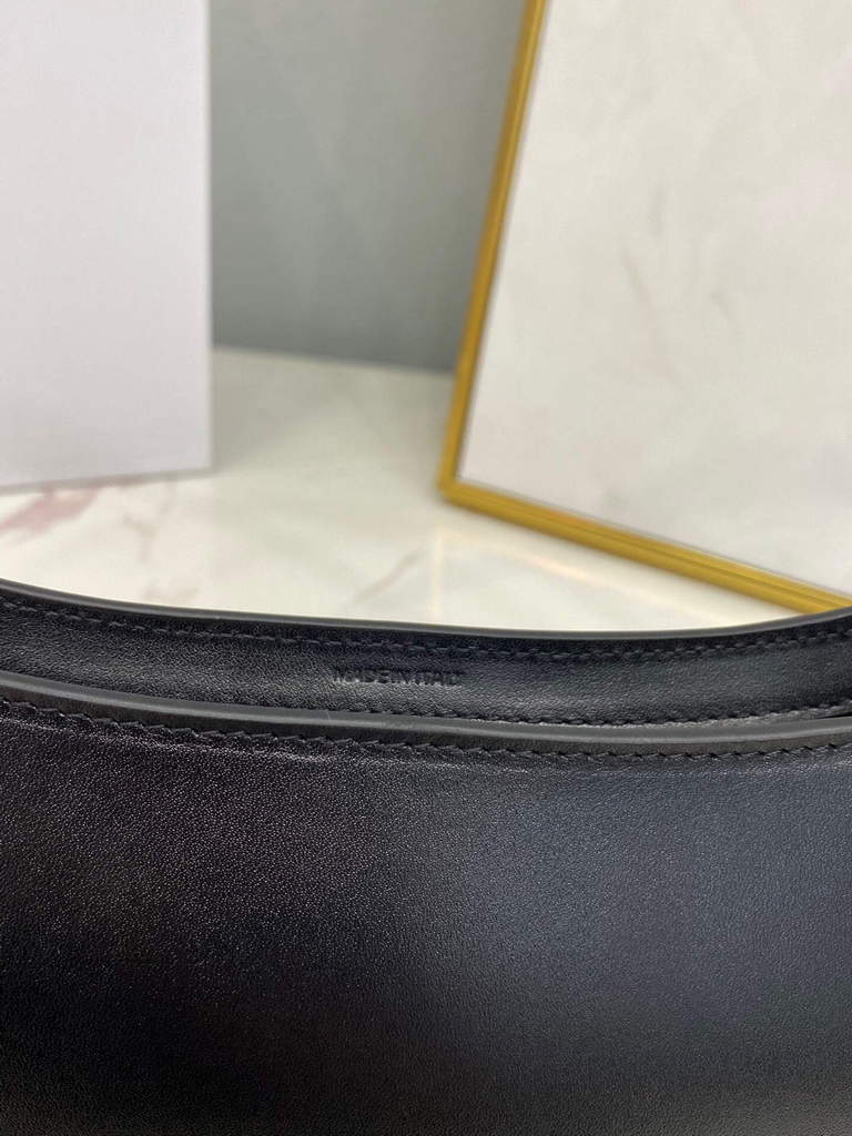 Celine 198153 Shoulder Bag Cuir Triomphe in Smooth Calfskin Black