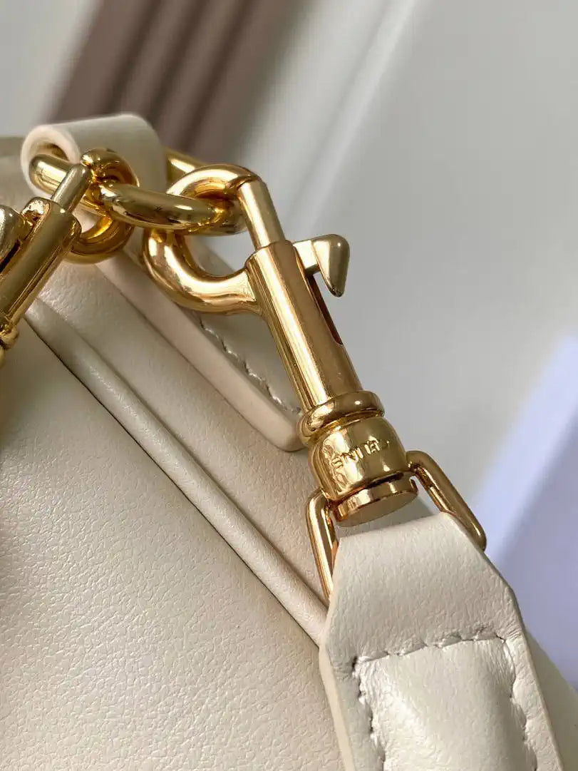 Celine SHOULDER CAMILLE 16 SOFT IN SMOOTH CALFSKIN 122073FX9.38NO White