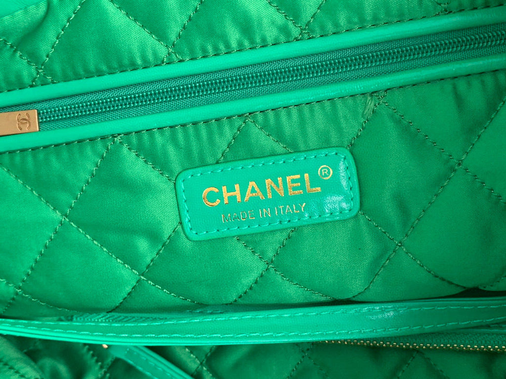 Chanel 22 Handbag AS3261 Shiny Calfskin Gold-Tone Metal Green