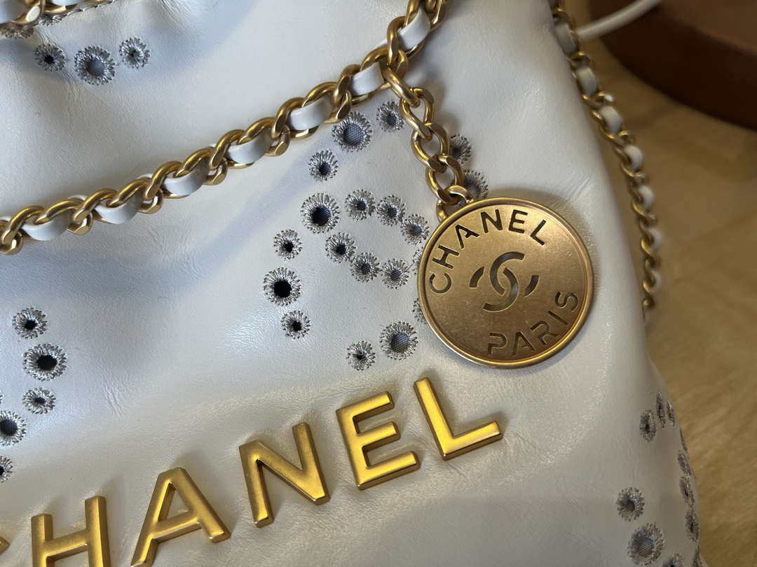 Chanel 22 Mini Handbag  Shiny Calfskin & Gold-Tone Metal AS3980 White
