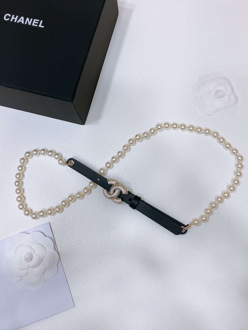 Chanel 24c calfskin Resin white logo buckle  pearl and gold metal 1.5cm AA0925