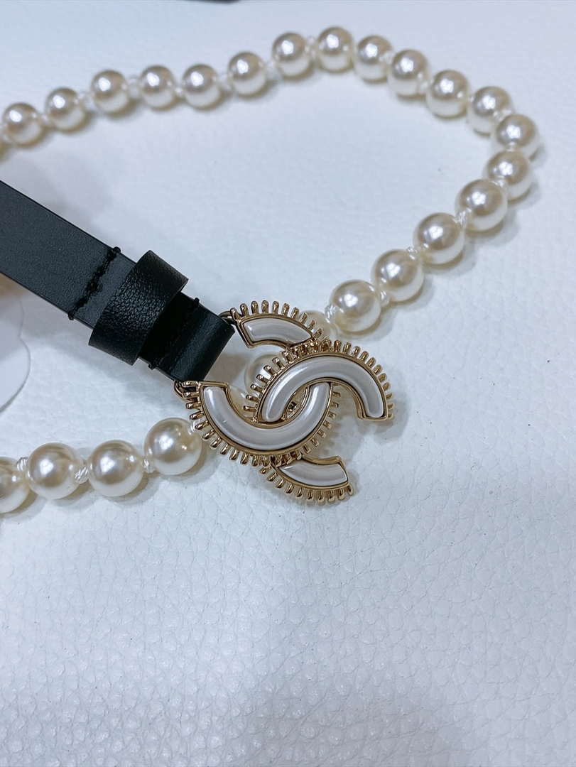 Chanel 24c calfskin Resin white logo buckle  pearl and gold metal 1.5cm AA0925