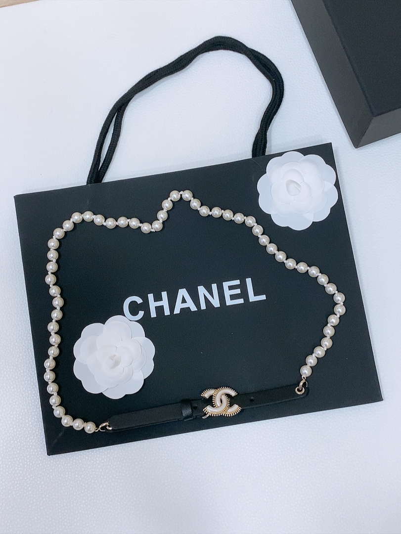 Chanel 24c calfskin Resin white logo buckle  pearl and gold metal 1.5cm AA0925