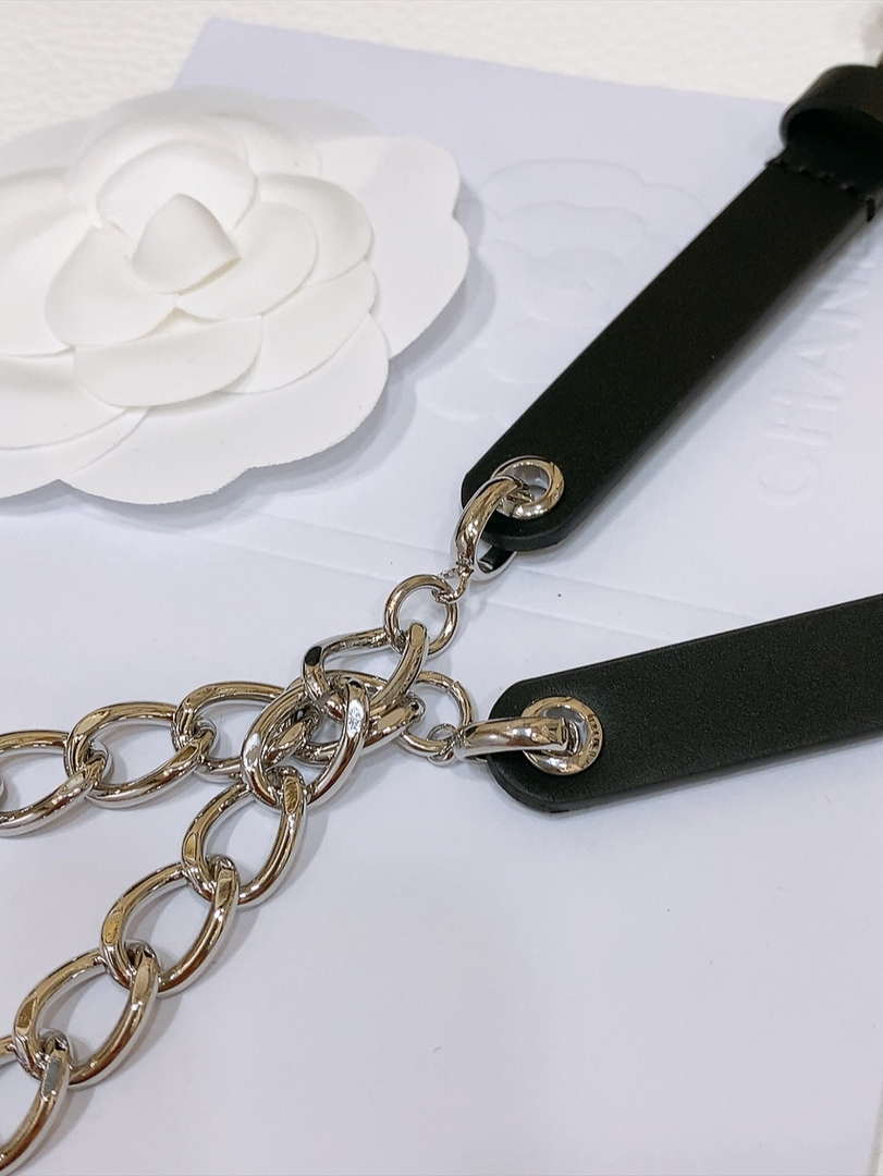 Chanel 24c calfskin Resin white logo buckle  pearl and gold metal 1.5cm AA0926