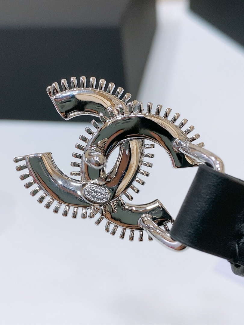 Chanel 24c calfskin Resin white logo buckle  pearl and gold metal 1.5cm AA0926
