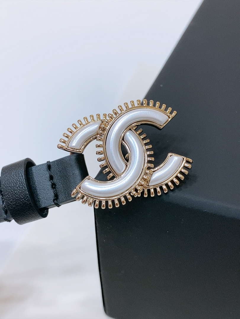 Chanel 24c calfskin Resin white logo buckle  pearl and gold metal 1.5cm AA0927