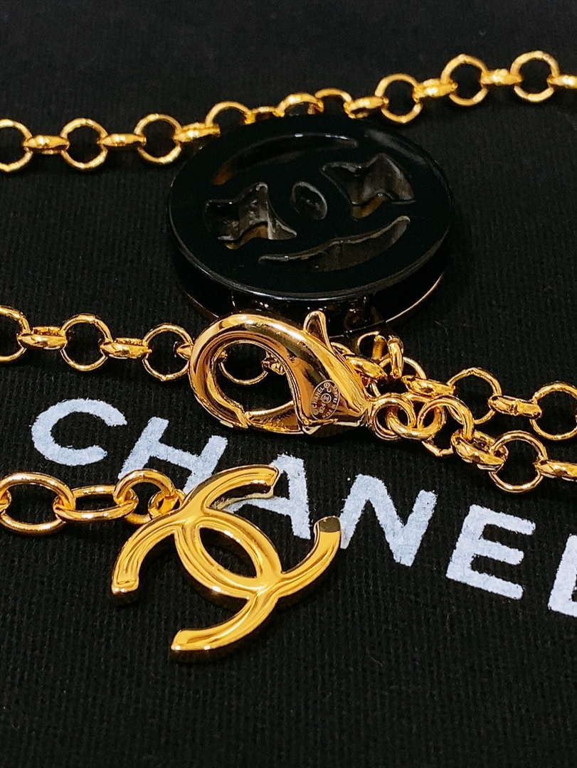 Chanel 24c calfskin Resin white logo buckle  pearl and gold metal 1.5cm AA0931