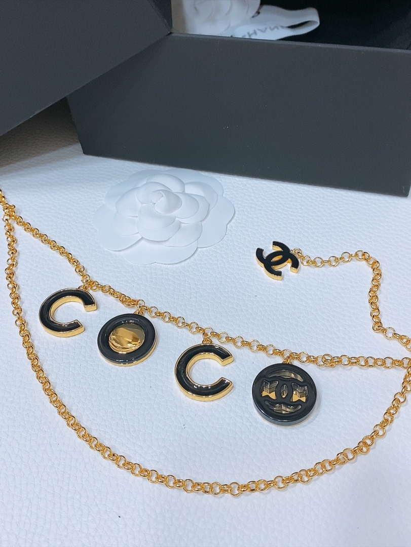 Chanel 24c calfskin Resin white logo buckle  pearl and gold metal 1.5cm AA0931