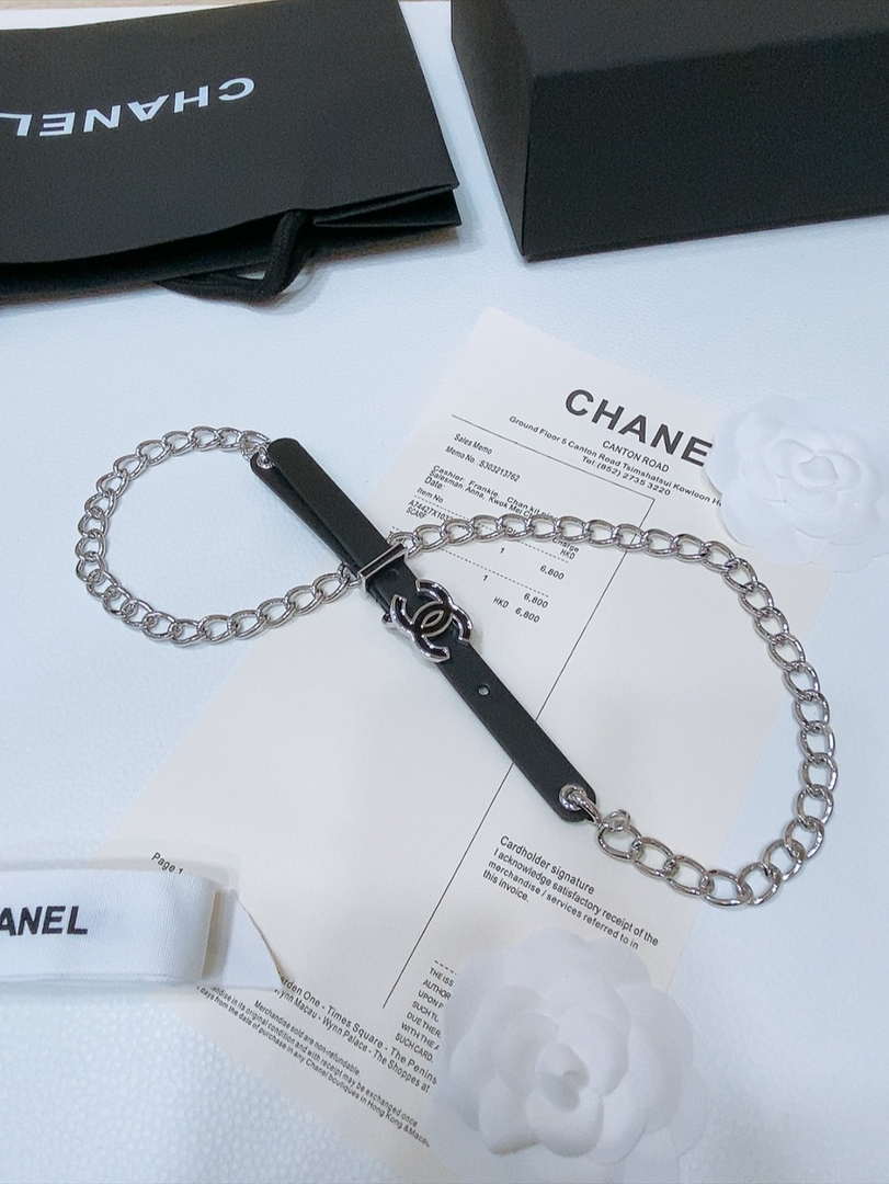 Chanel 24c calfskin Resin white logo buckle  pearl and gold metal 1.5cm AA0932