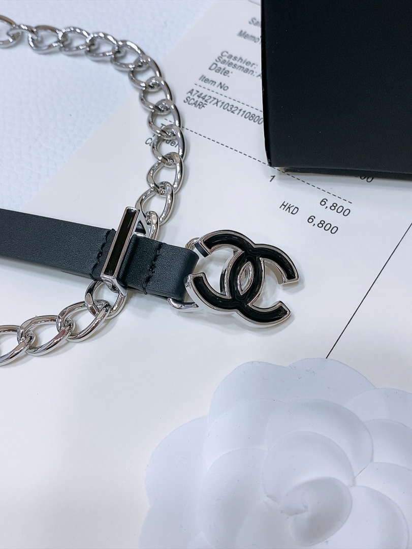 Chanel 24c calfskin Resin white logo buckle  pearl and gold metal 1.5cm AA0932