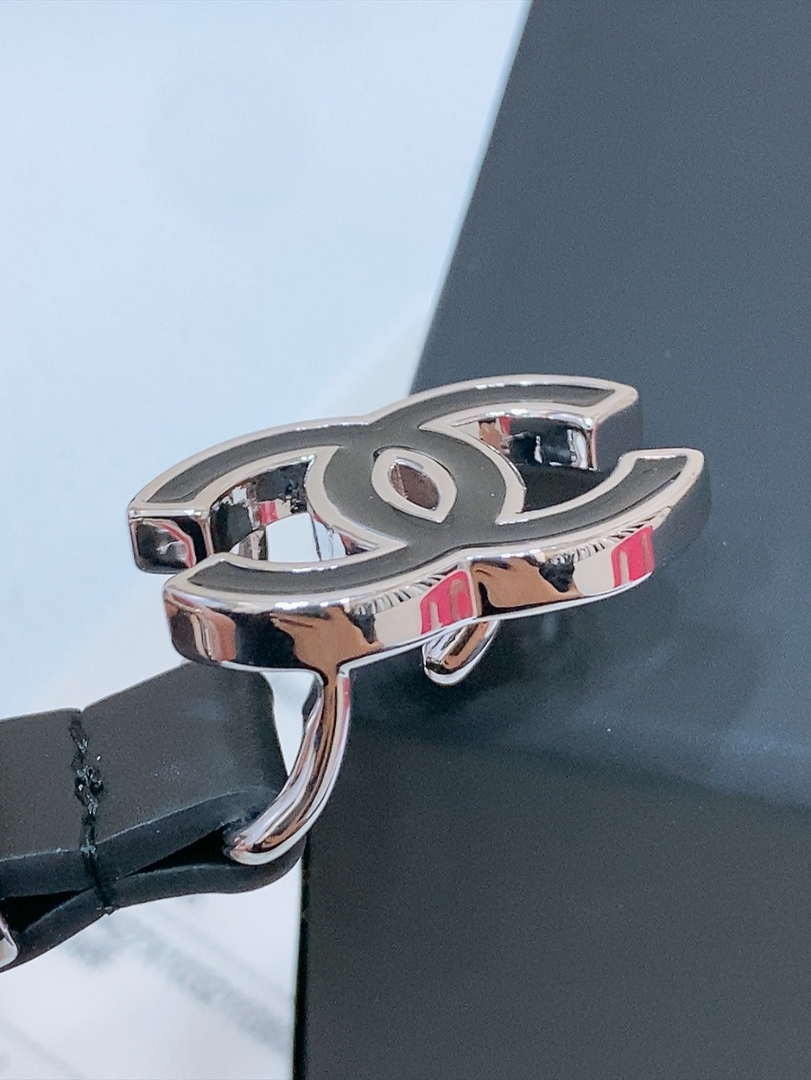 Chanel 24c calfskin Resin white logo buckle  pearl and gold metal 1.5cm AA0932