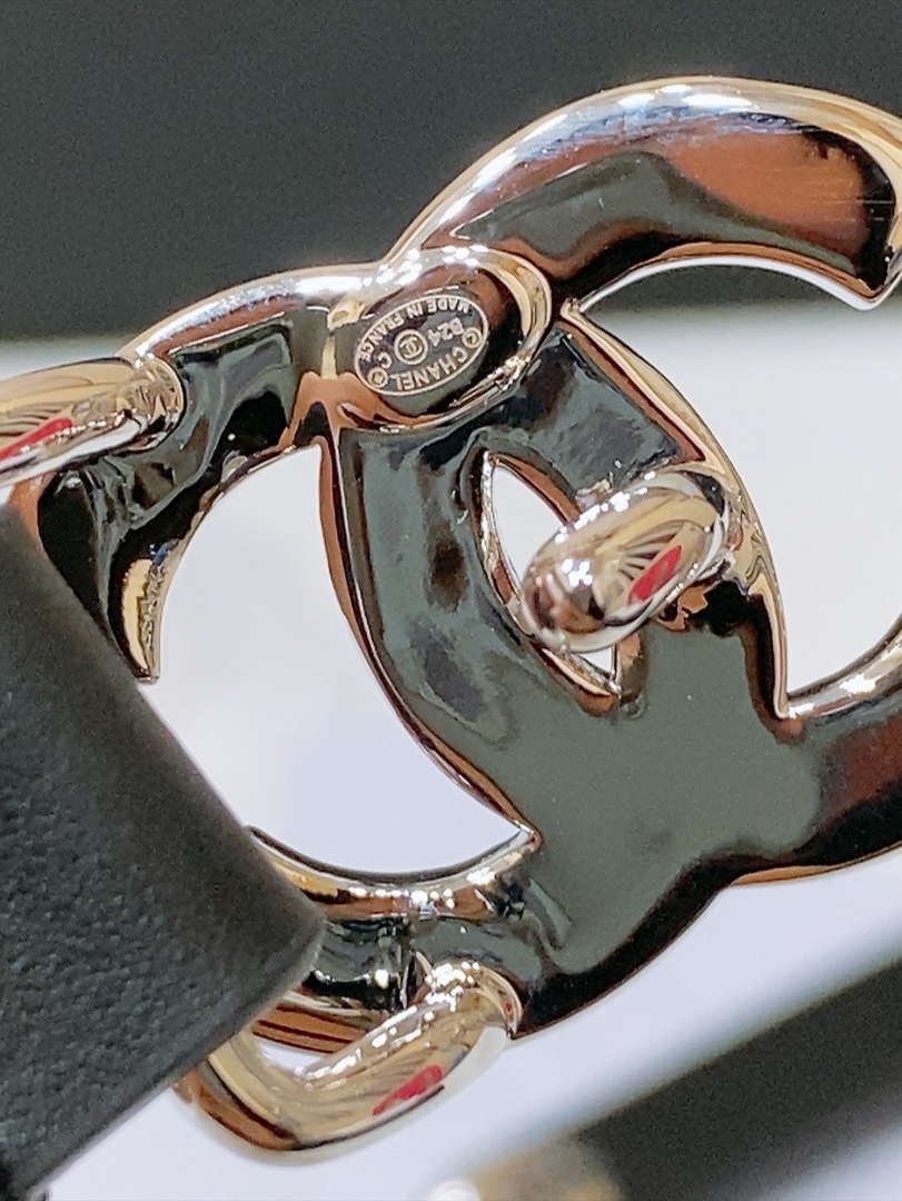 Chanel 24c calfskin Resin white logo buckle  pearl and gold metal 1.5cm AA0932