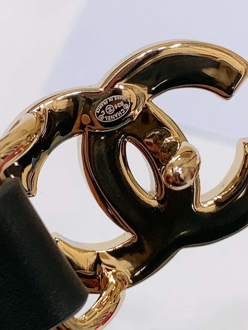 Chanel 24c calfskin Resin white logo buckle  pearl and gold metal 1.5cm AA0933