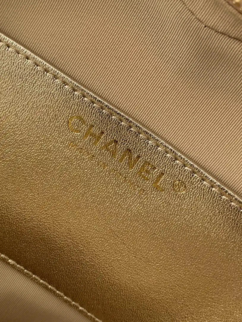 Chanel 25B Heart Clutch with Chain Lambskin Gold-Tone Metal AS3191