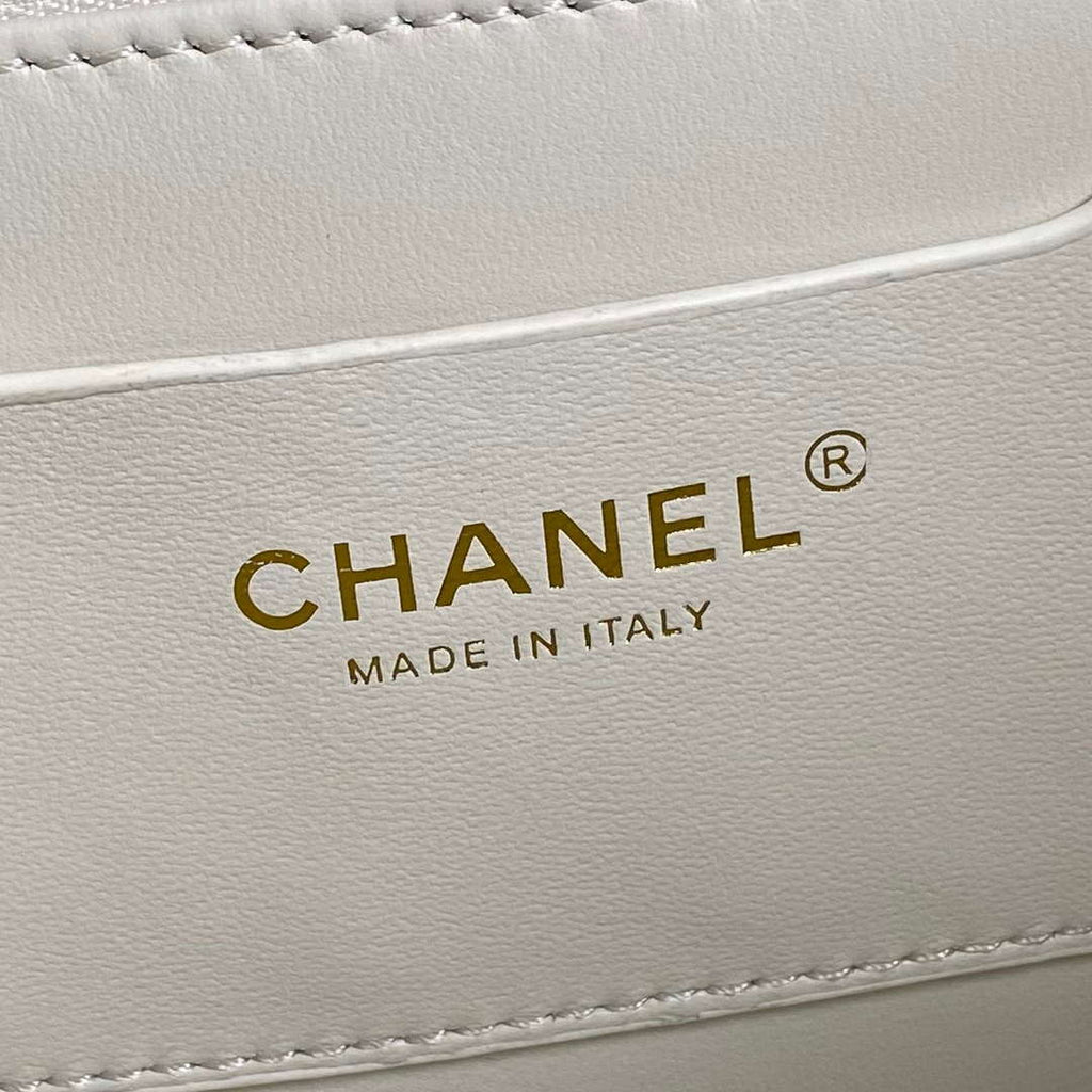 Chanel 25C AS5036 Small Tote Lambskin & Gold-Tone Metal White
