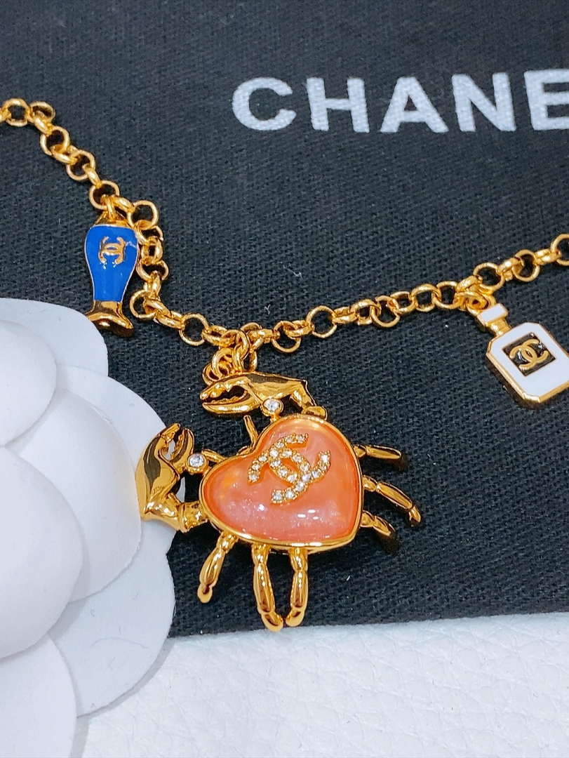 Chanel 25S Chanel waist chain resin pink with white crab small fish AA9013