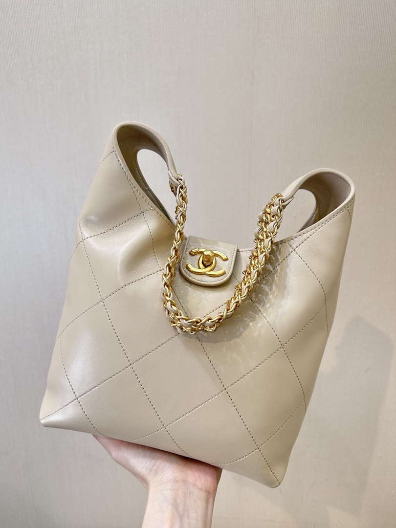 Chanel 25SS AS5403 Hobo Handbag Shiny Lambskin & Gold-Tone Metal Apricot
