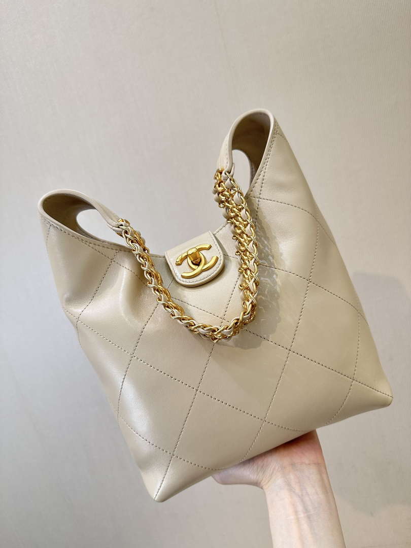 Chanel 25SS AS5403 Hobo Handbag Shiny Lambskin & Gold-Tone Metal Apricot