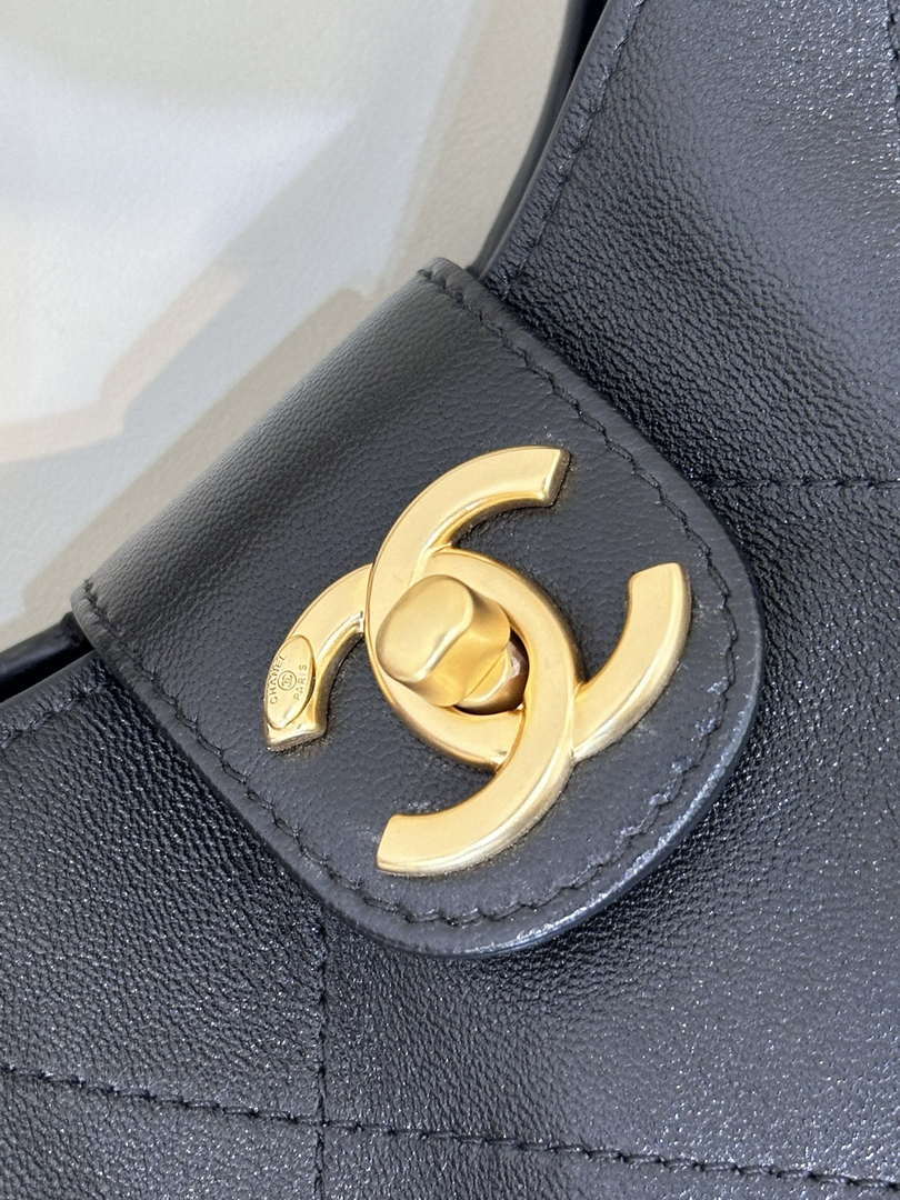 Chanel 25SS AS5403 Hobo Handbag Shiny Lambskin & Gold-Tone Metal Black