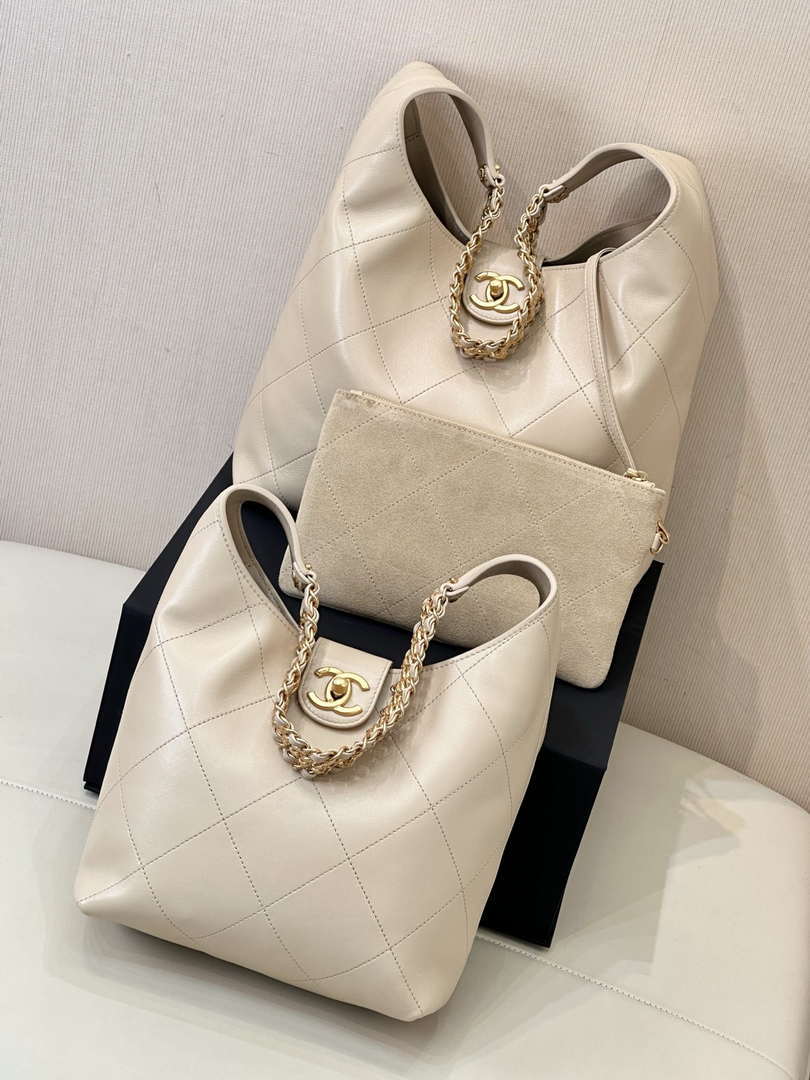 Chanel 25P AS5425 Large Hobo Handbag Shiny Lambskin & Gold-Tone Metal Apricot