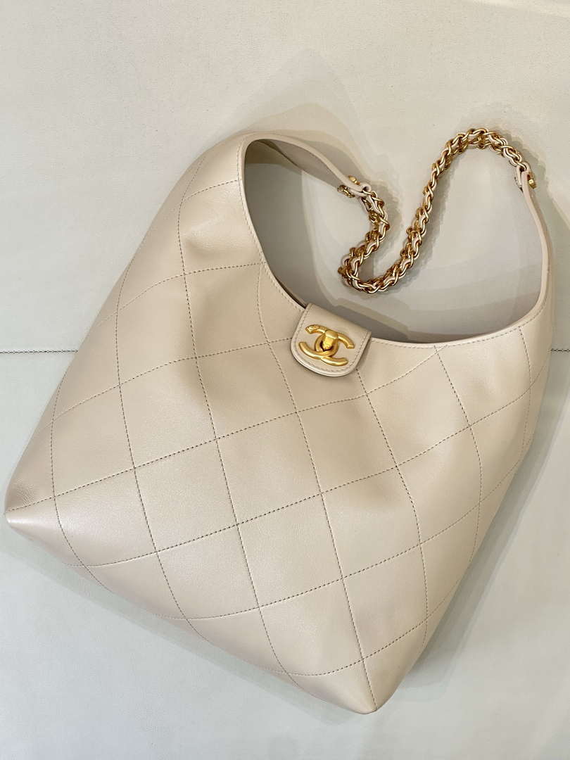 Chanel 25P AS5425 Large Hobo Handbag Shiny Lambskin & Gold-Tone Metal Apricot