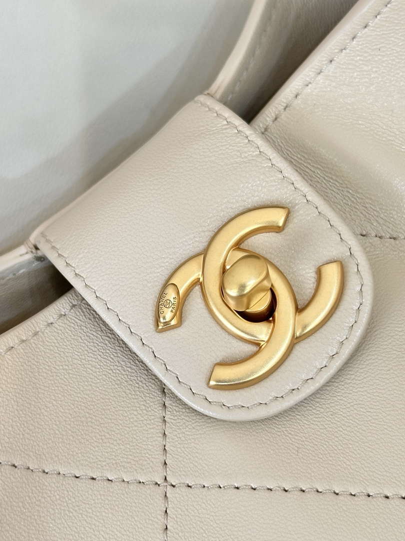 Chanel 25P AS5425 Large Hobo Handbag Shiny Lambskin & Gold-Tone Metal Apricot - Default Title - View 6