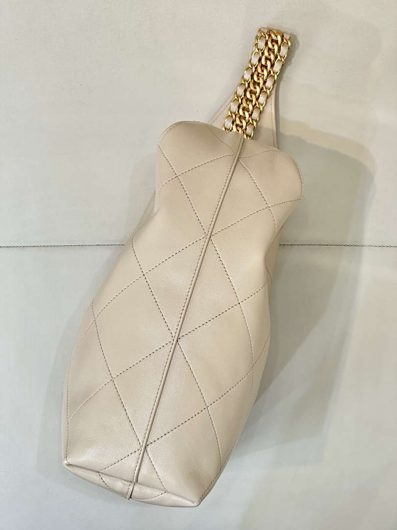 Chanel 25P AS5425 Large Hobo Handbag Shiny Lambskin & Gold-Tone Metal Apricot