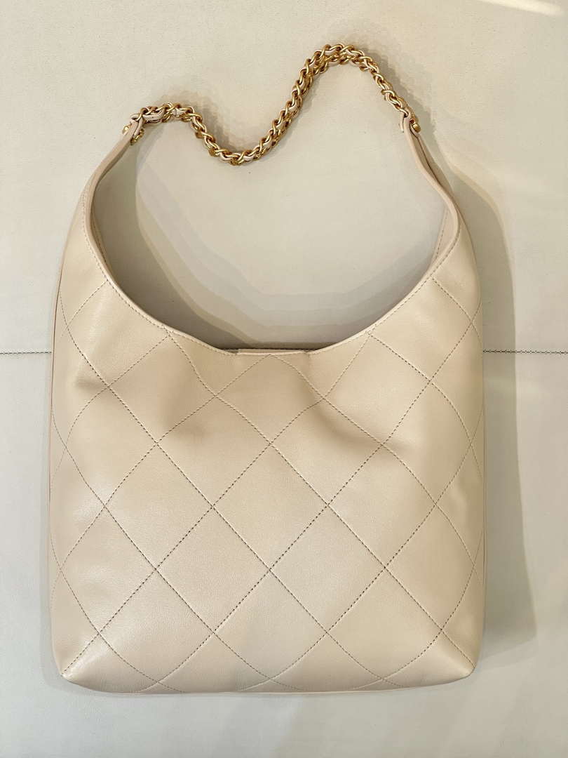 Chanel 25P AS5425 Large Hobo Handbag Shiny Lambskin & Gold-Tone Metal Apricot