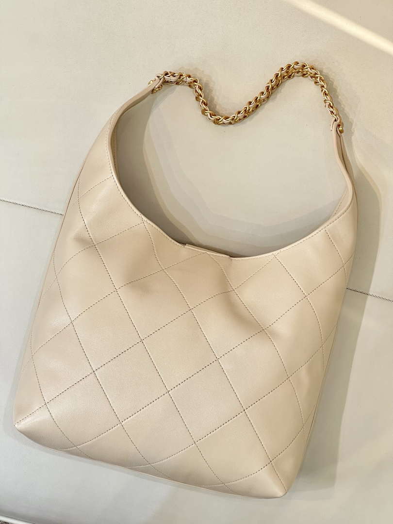 Chanel 25P AS5425 Large Hobo Handbag Shiny Lambskin & Gold-Tone Metal Apricot