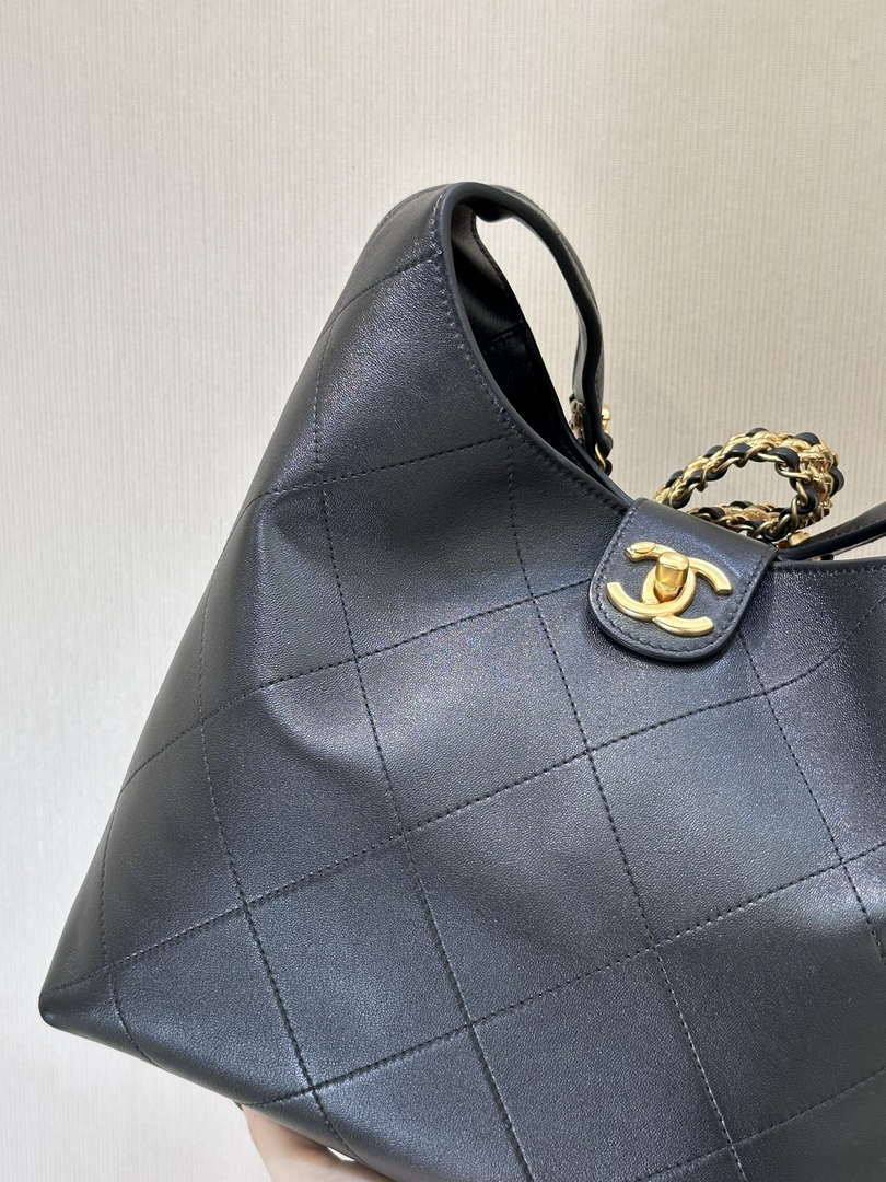 Chanel 25SS AS5425 Large Hobo Handbag Shiny Lambskin & Gold-Tone Metal Black