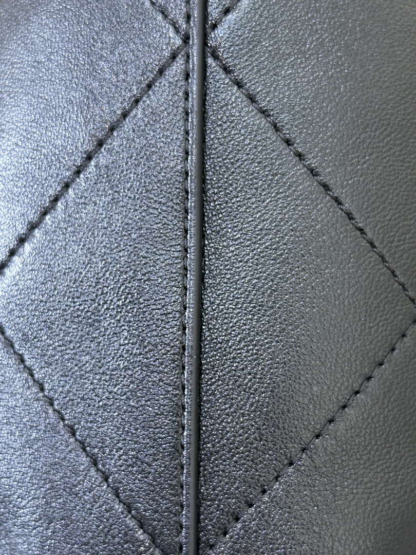 Chanel 25SS AS5425 Large Hobo Handbag Shiny Lambskin & Gold-Tone Metal Black - Default Title - View 8